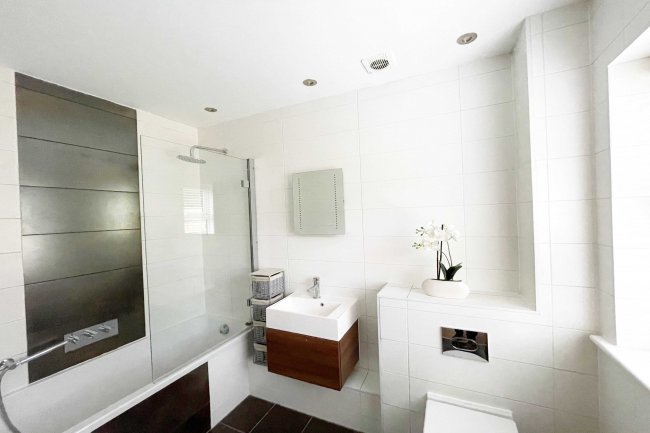 3 Elfrida Close, Woodford Green, IG8 9FD 8