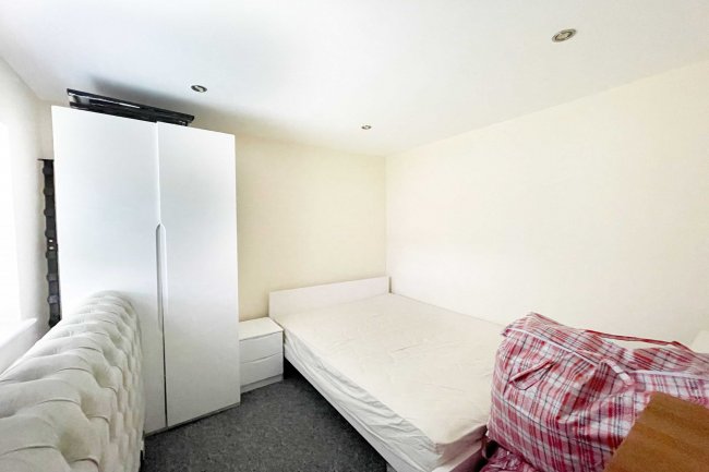 3 Elfrida Close, Woodford Green, IG8 9FD 8