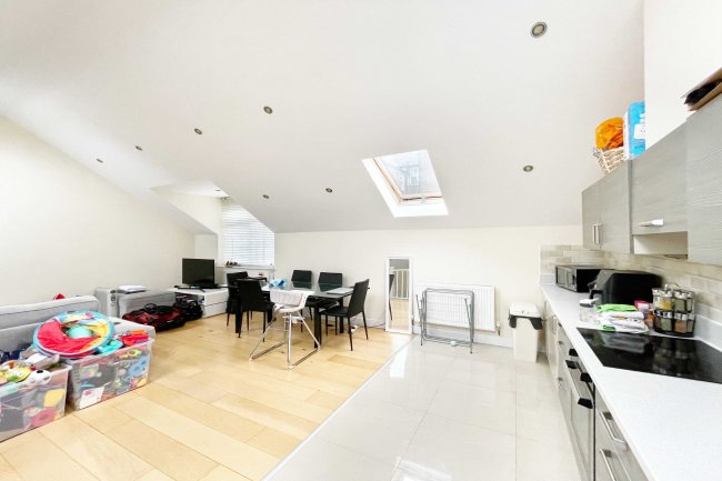 3 Elfrida Close, Woodford Green, IG8 9FD 8