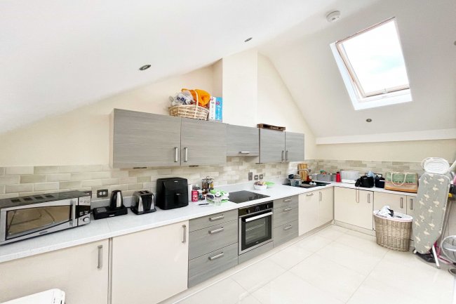 3 Elfrida Close, Woodford Green, IG8 9FD 8