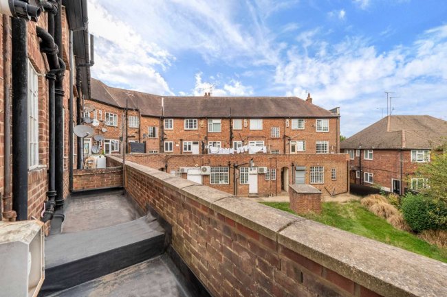 6 Thornfield Court, Holders Hill Road, Mill Hill, London, NW7 1LN 4