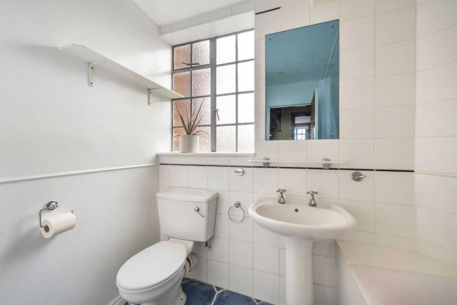 16 Thornfield Court, Holders Hill Road, Mill Hill, London, NW7 1LN
 5