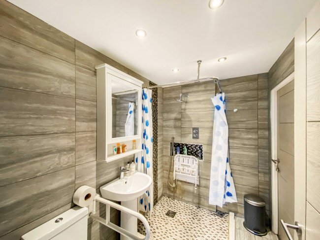 3 Greenfield Road, London N15 5EP 
 5