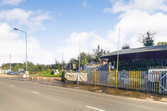 209 Brighton Road, Coulsdon, Greater London, CR5 3EA
 10