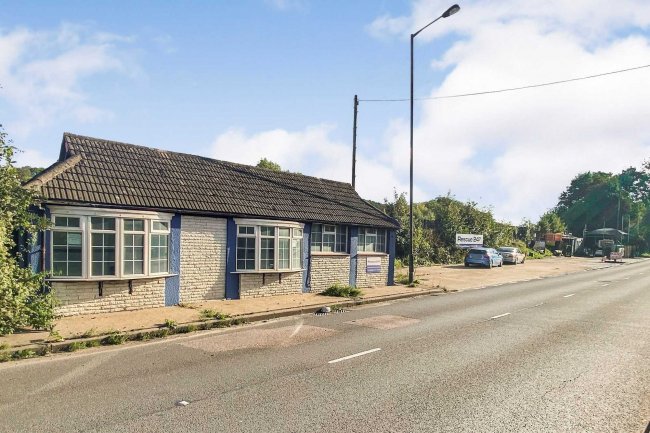 209 Brighton Road, Coulsdon, Greater London, CR5 3EA
 10