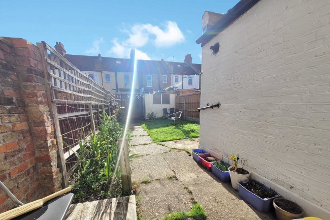 120 Winterbourne Road, Thornton Heath CR7 7QW 10