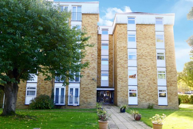 2 Dorchester Court, Greenlands Road, Staines TW18 4LS 7