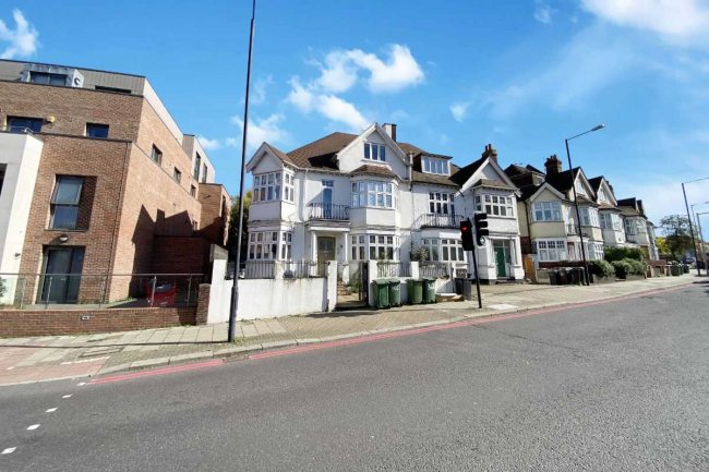 366 Finchley Road, London NW3 7AJ  1