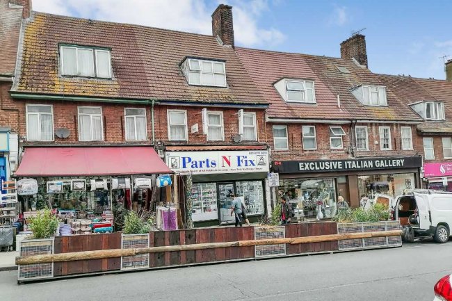 37 Watling Avenue, Edgware HA8 0LF  3