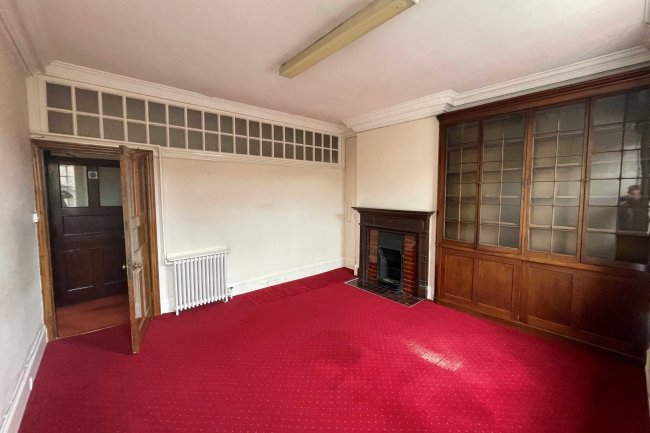 11 South Street, Farnham, GU9 7QX 2
