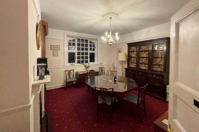 11 South Street, Farnham, GU9 7QX 2