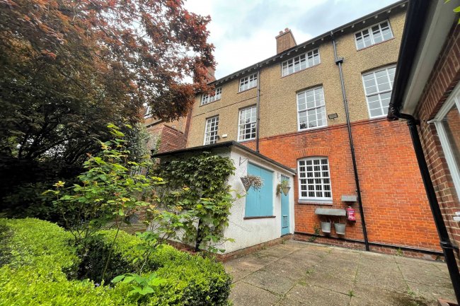 11 South Street, Farnham, GU9 7QX 2