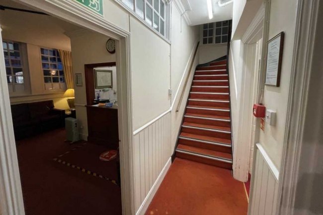 11 South Street, Farnham, GU9 7QX 2
