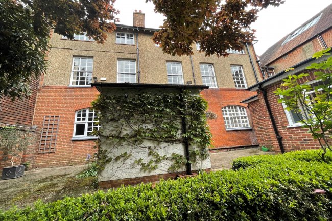 11 South Street, Farnham, GU9 7QX 2