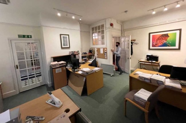 11 South Street, Farnham, GU9 7QX 2