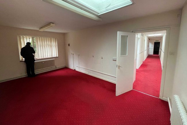11 South Street, Farnham, GU9 7QX 2