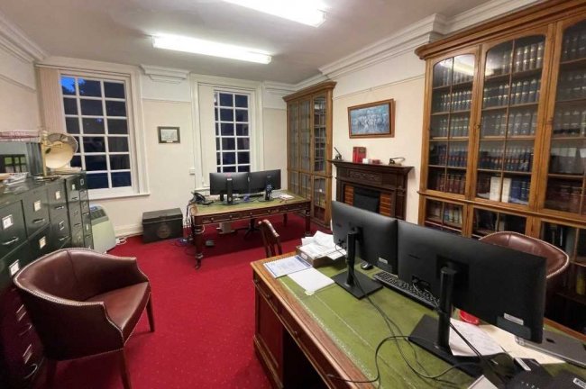 11 South Street, Farnham, GU9 7QX 2