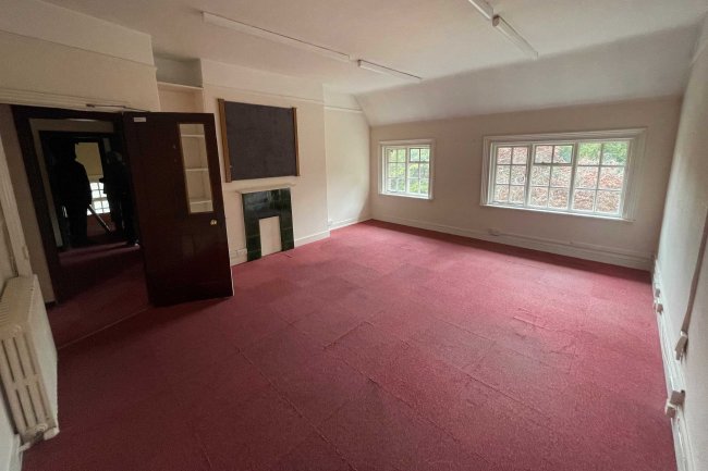 11 South Street, Farnham, GU9 7QX 2