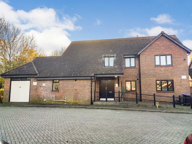 5 Shetland Court, Worthing, East Sussex, BN13 3RL
 4