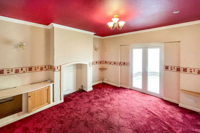 18 Derwent Road, Wolverhampton, West Midlands WV6 9ES
 1