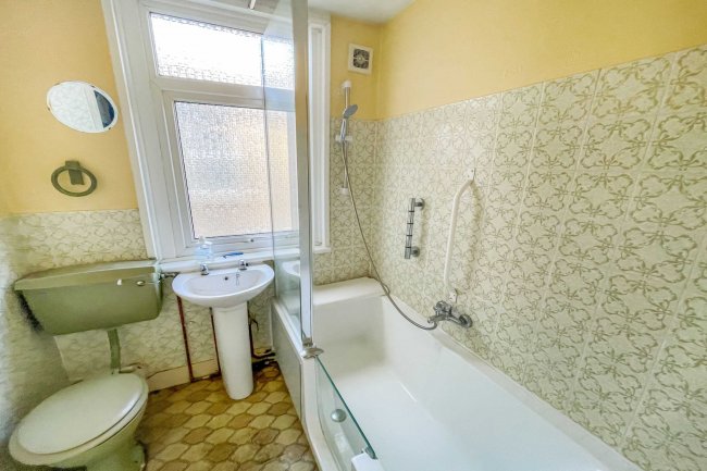 9 Oregon Avenue, Manor Park, London, E12 5JE 6