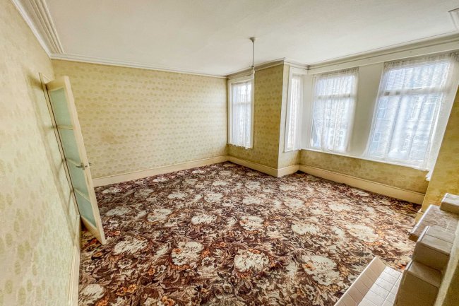 9 Oregon Avenue, Manor Park, London, E12 5JE 6