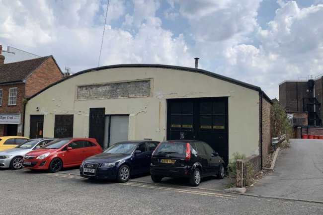 Motorist Discount Centre, Mayors Lane, Newbury, Berkshire, RG14 5DR
 7