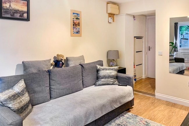 108 Blackheath Road, London, SE10 8DA
 1